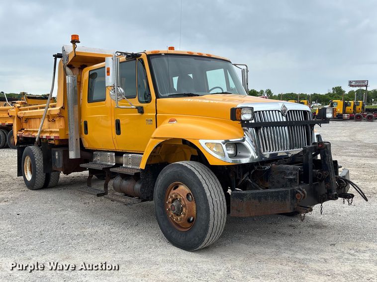 image for item FC5699 2004 International 7400 Crew Cab dump truck