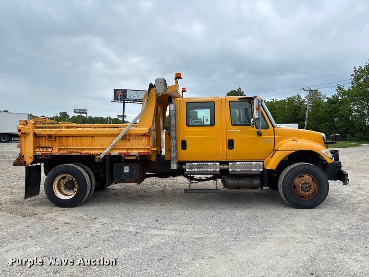 image for item FC5699 2004 International 7400 Crew Cab dump truck