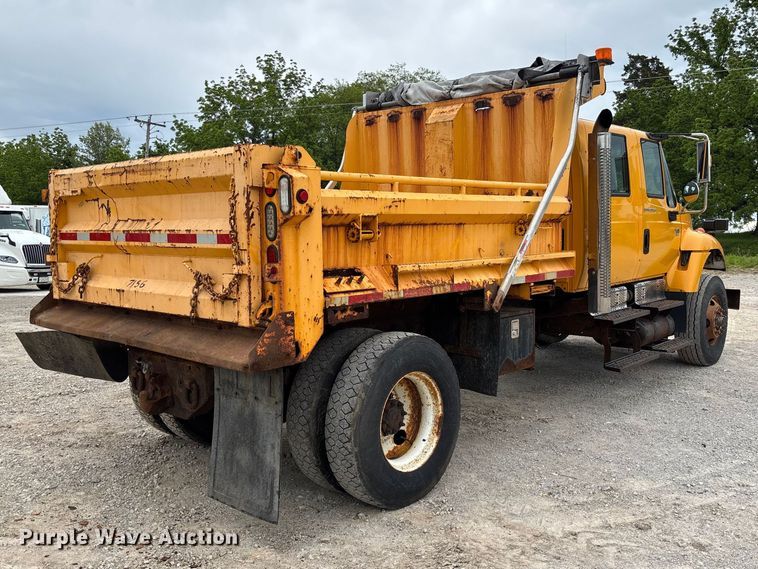 image for item FC5699 2004 International 7400 Crew Cab dump truck