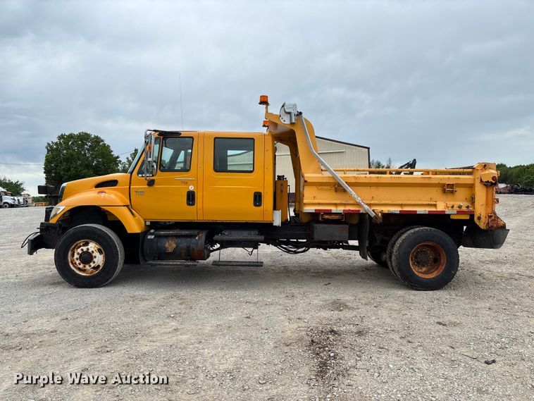 image for item FC5699 2004 International 7400 Crew Cab dump truck