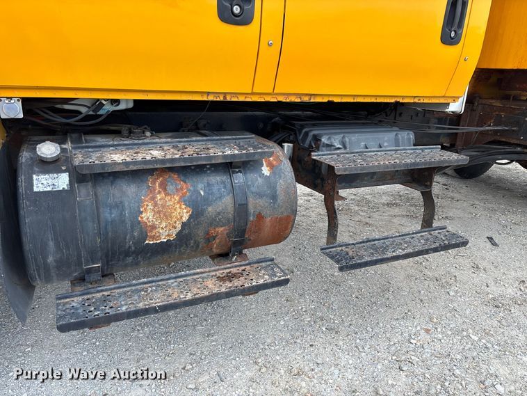 image for item FC5699 2004 International 7400 Crew Cab dump truck