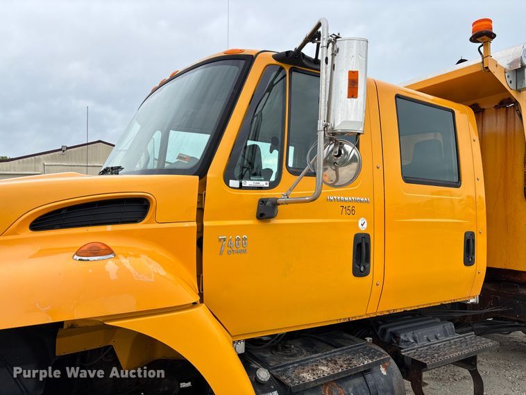 image for item FC5699 2004 International 7400 Crew Cab dump truck