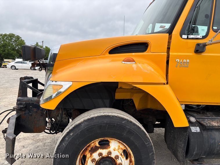 image for item FC5699 2004 International 7400 Crew Cab dump truck