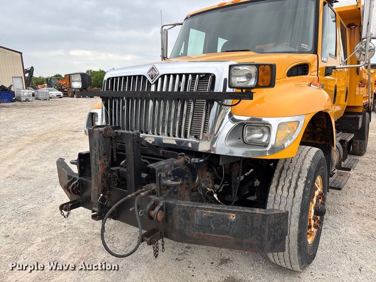 image for item FC5699 2004 International 7400 Crew Cab dump truck