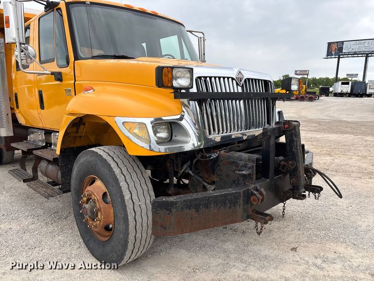 image for item FC5699 2004 International 7400 Crew Cab dump truck