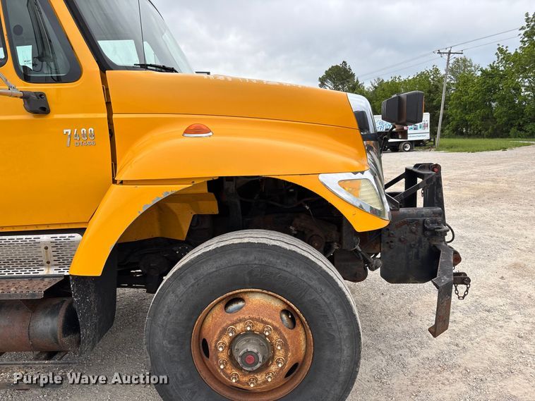 image for item FC5699 2004 International 7400 Crew Cab dump truck