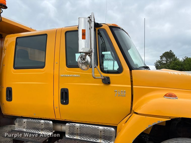 image for item FC5699 2004 International 7400 Crew Cab dump truck