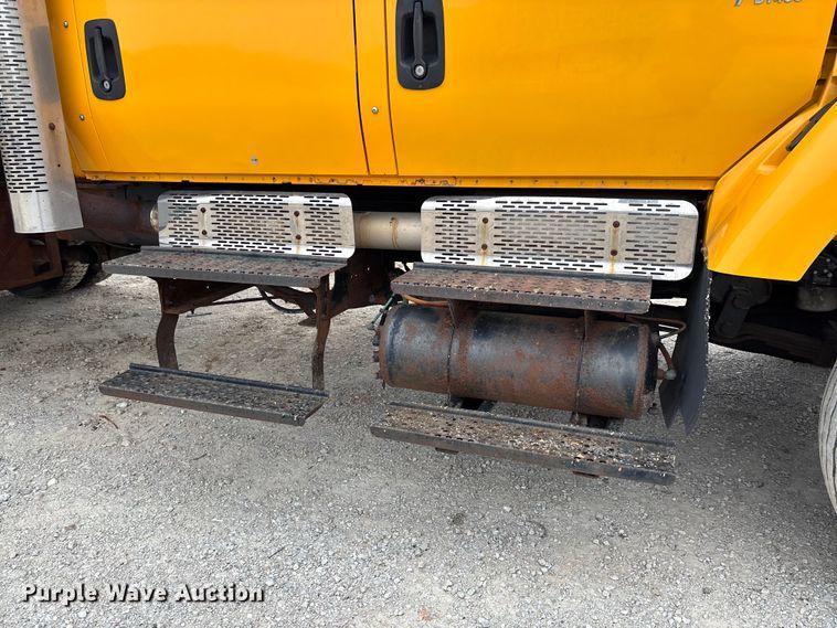image for item FC5699 2004 International 7400 Crew Cab dump truck