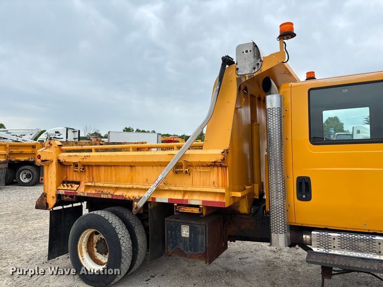 image for item FC5699 2004 International 7400 Crew Cab dump truck