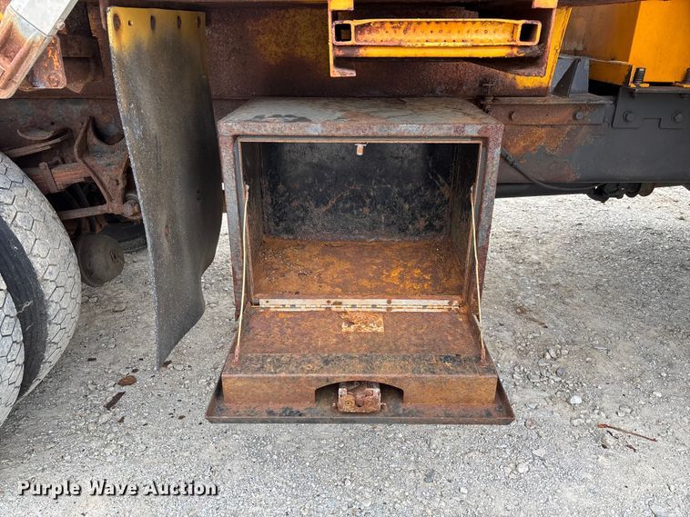 image for item FC5699 2004 International 7400 Crew Cab dump truck