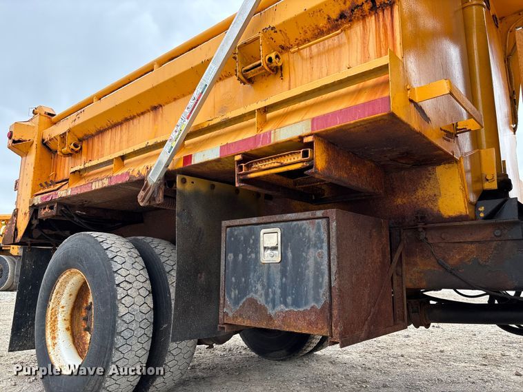 image for item FC5699 2004 International 7400 Crew Cab dump truck