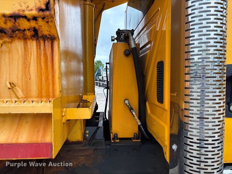 image for item FC5699 2004 International 7400 Crew Cab dump truck