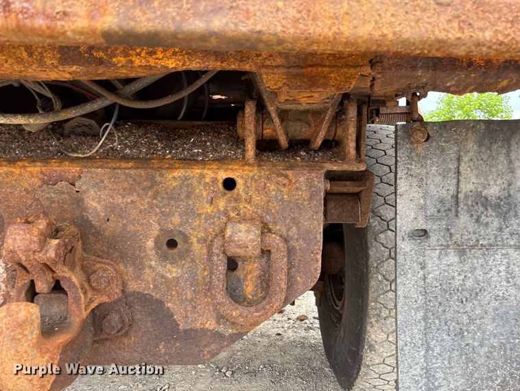 image for item FC5699 2004 International 7400 Crew Cab dump truck