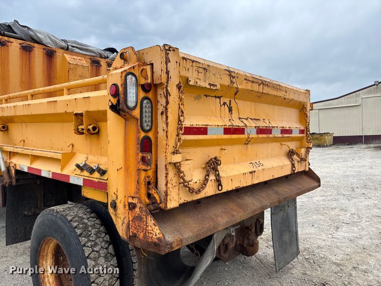 image for item FC5699 2004 International 7400 Crew Cab dump truck
