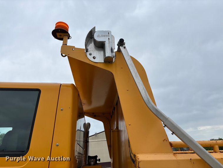 image for item FC5699 2004 International 7400 Crew Cab dump truck