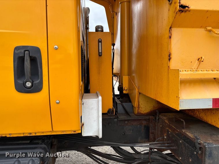 image for item FC5699 2004 International 7400 Crew Cab dump truck