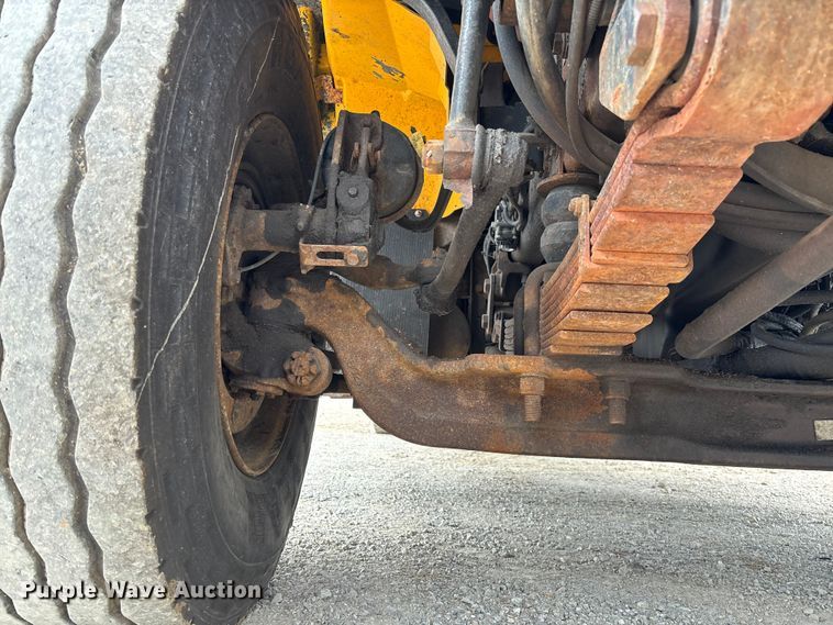image for item FC5699 2004 International 7400 Crew Cab dump truck