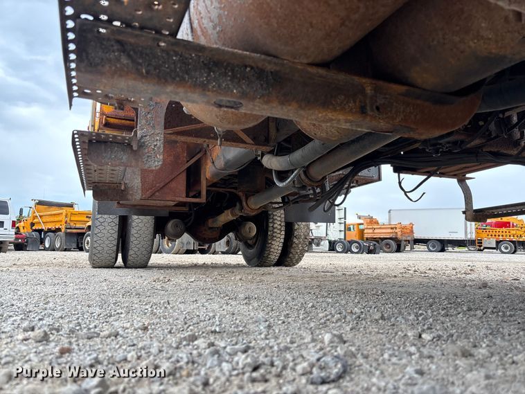 image for item FC5699 2004 International 7400 Crew Cab dump truck
