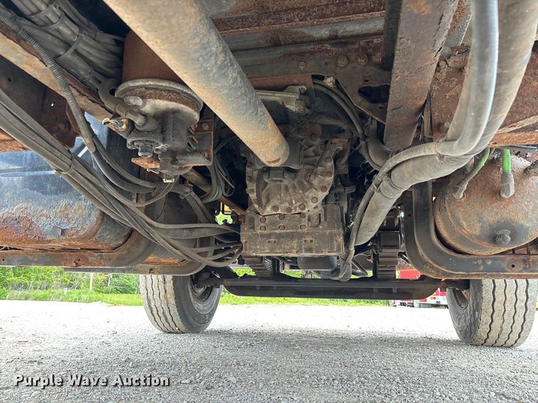 image for item FC5699 2004 International 7400 Crew Cab dump truck