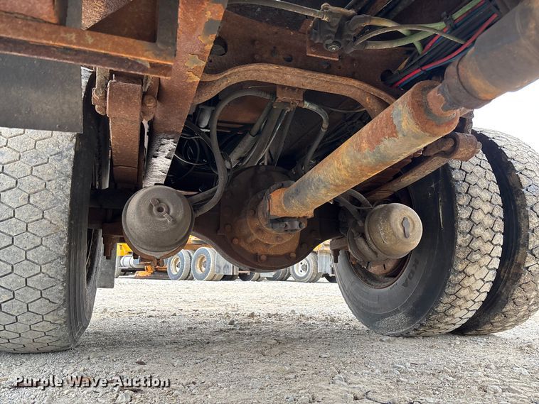 image for item FC5699 2004 International 7400 Crew Cab dump truck