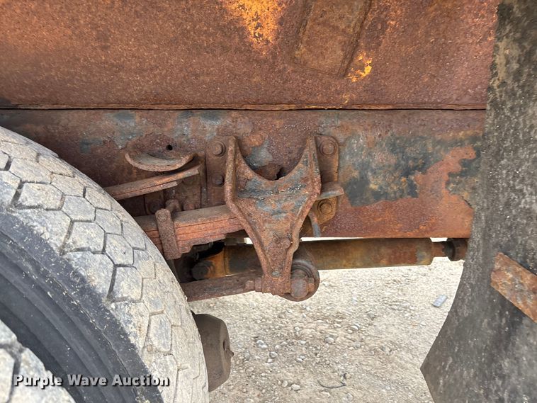 image for item FC5699 2004 International 7400 Crew Cab dump truck