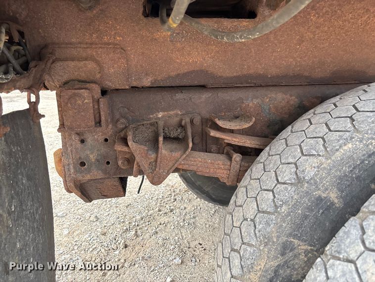image for item FC5699 2004 International 7400 Crew Cab dump truck