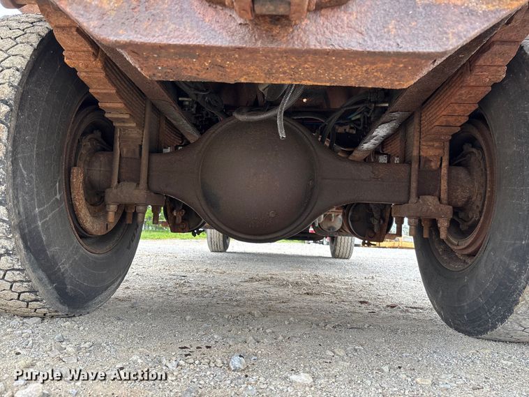 image for item FC5699 2004 International 7400 Crew Cab dump truck