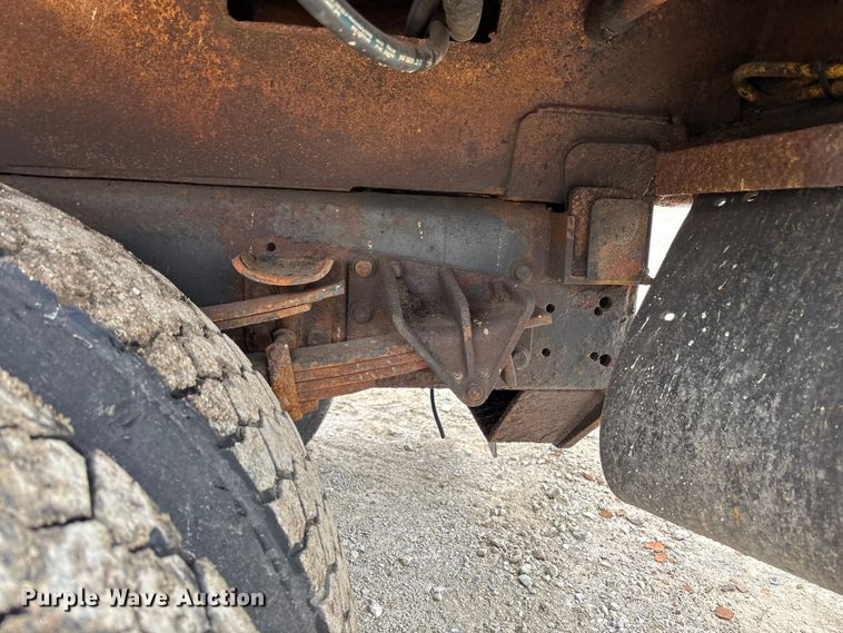 image for item FC5699 2004 International 7400 Crew Cab dump truck