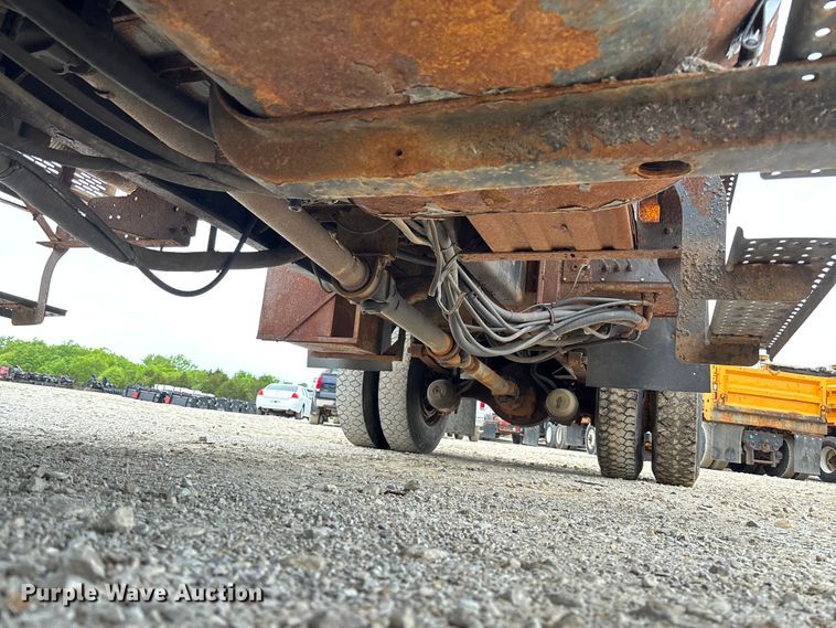 image for item FC5699 2004 International 7400 Crew Cab dump truck