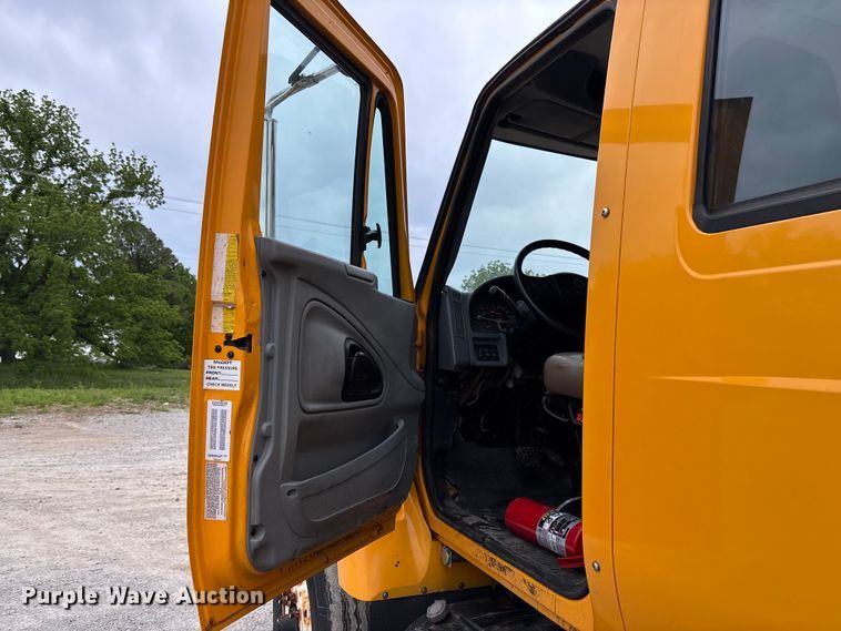 image for item FC5699 2004 International 7400 Crew Cab dump truck