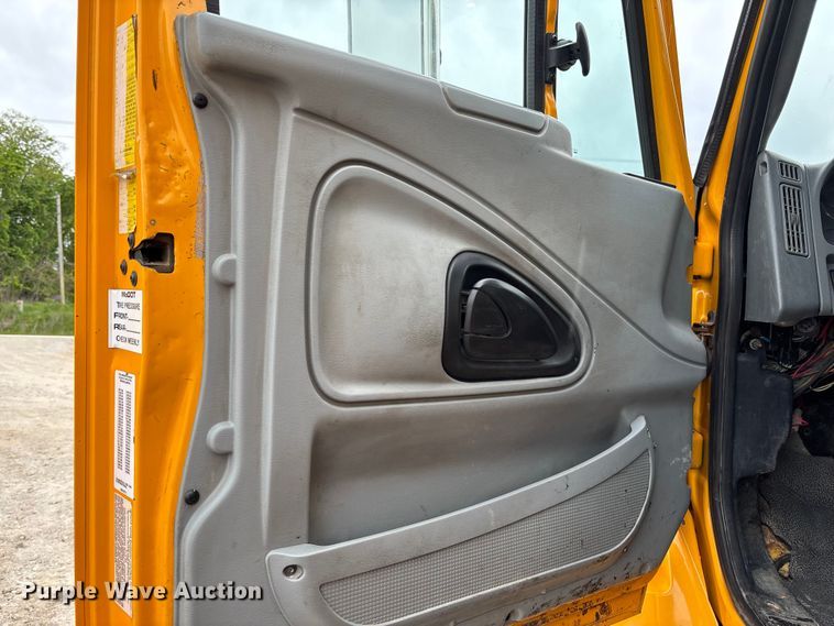 image for item FC5699 2004 International 7400 Crew Cab dump truck