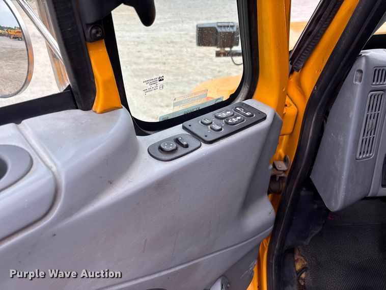 image for item FC5699 2004 International 7400 Crew Cab dump truck