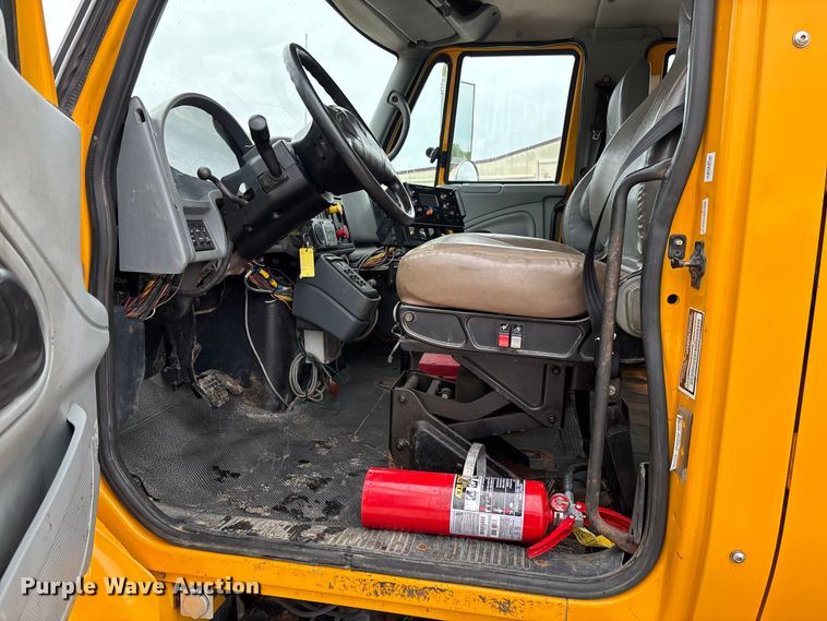 image for item FC5699 2004 International 7400 Crew Cab dump truck
