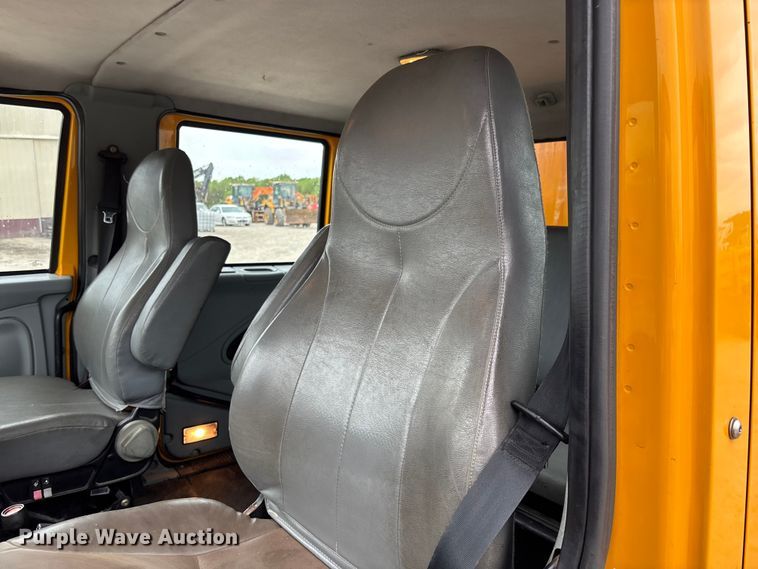 image for item FC5699 2004 International 7400 Crew Cab dump truck