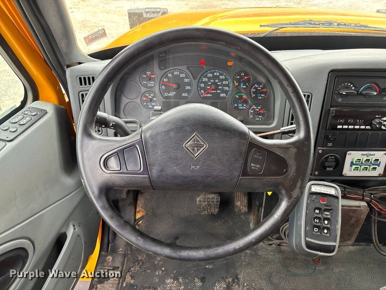 image for item FC5699 2004 International 7400 Crew Cab dump truck