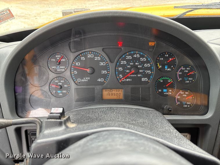 image for item FC5699 2004 International 7400 Crew Cab dump truck