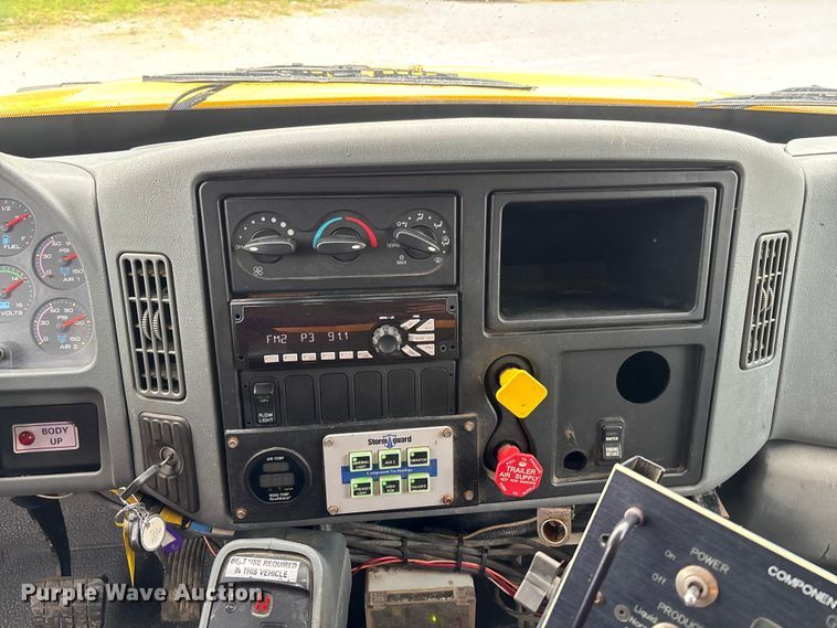 image for item FC5699 2004 International 7400 Crew Cab dump truck