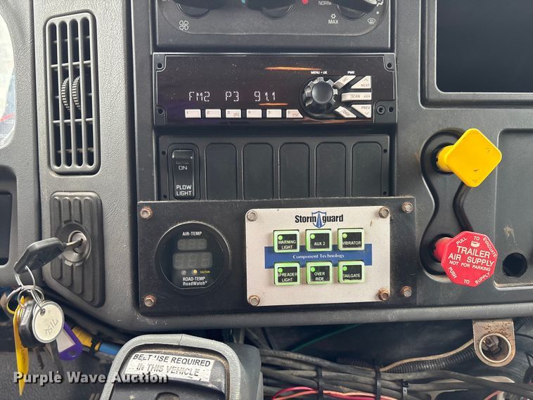 image for item FC5699 2004 International 7400 Crew Cab dump truck