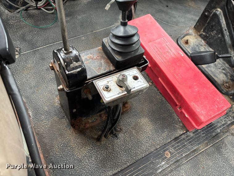 image for item FC5699 2004 International 7400 Crew Cab dump truck