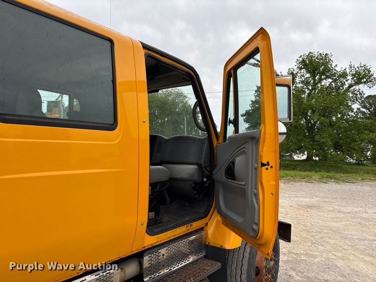 image for item FC5699 2004 International 7400 Crew Cab dump truck