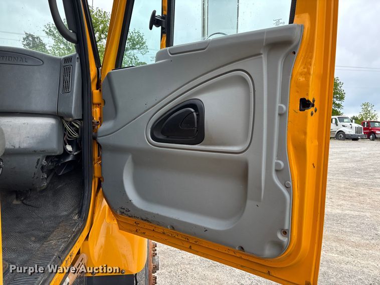 image for item FC5699 2004 International 7400 Crew Cab dump truck