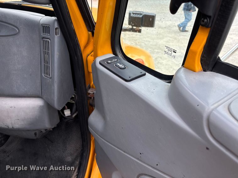 image for item FC5699 2004 International 7400 Crew Cab dump truck