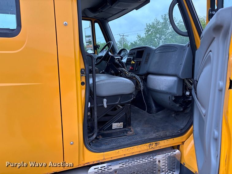 image for item FC5699 2004 International 7400 Crew Cab dump truck