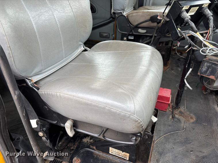 image for item FC5699 2004 International 7400 Crew Cab dump truck