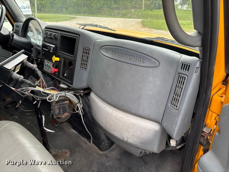 image for item FC5699 2004 International 7400 Crew Cab dump truck