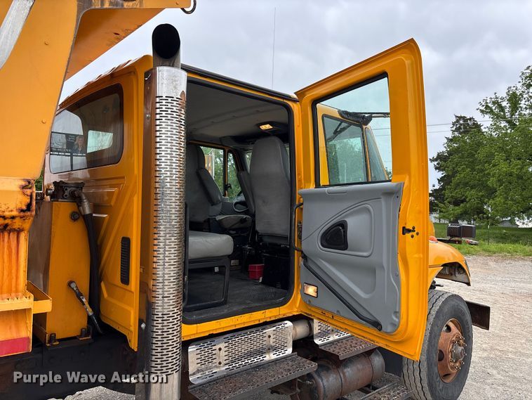 image for item FC5699 2004 International 7400 Crew Cab dump truck