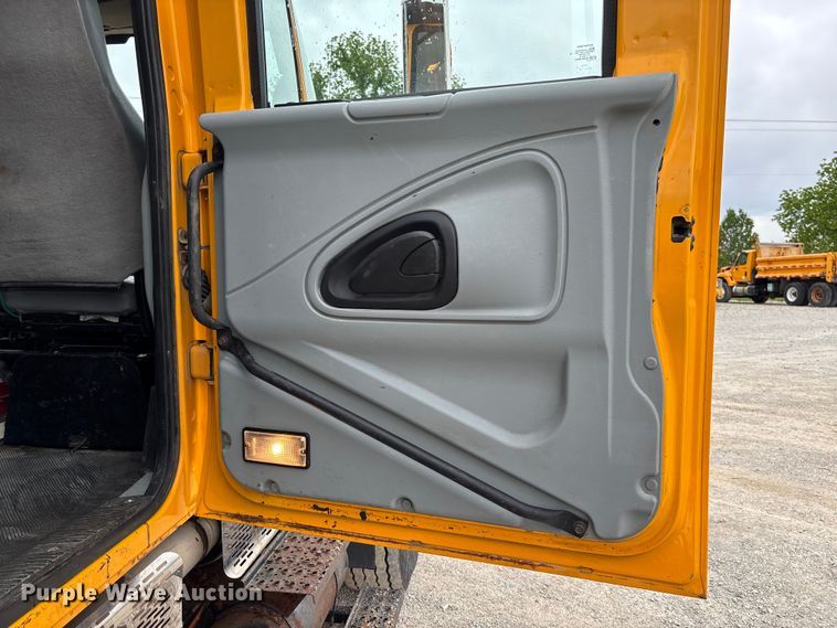 image for item FC5699 2004 International 7400 Crew Cab dump truck