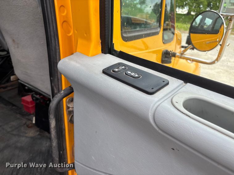 image for item FC5699 2004 International 7400 Crew Cab dump truck