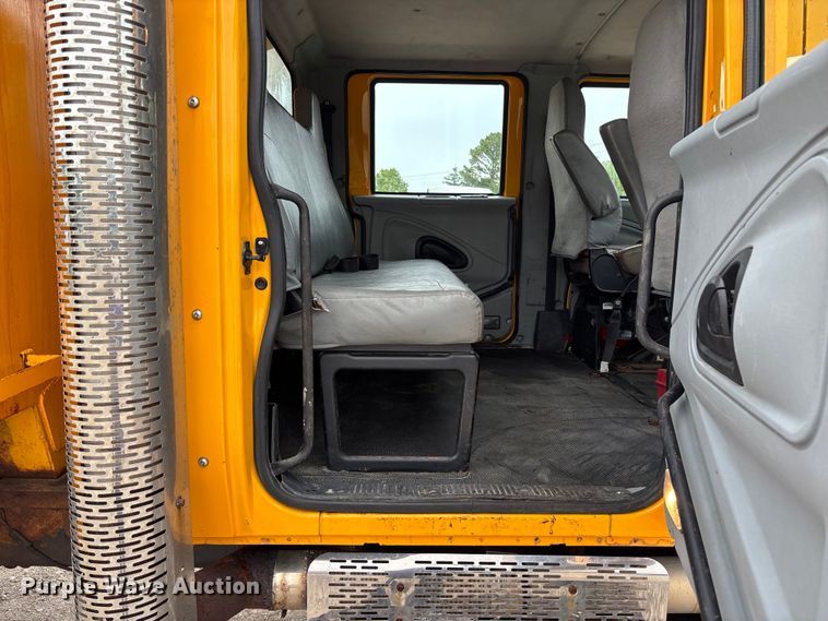 image for item FC5699 2004 International 7400 Crew Cab dump truck