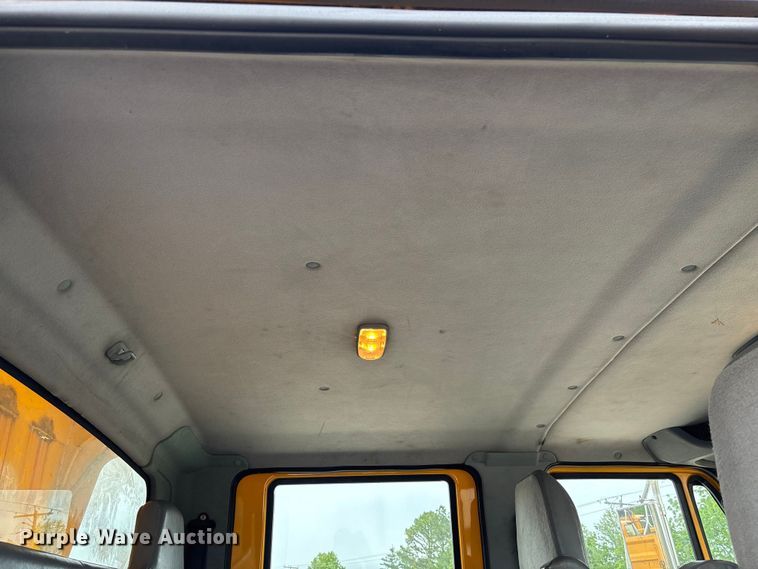 image for item FC5699 2004 International 7400 Crew Cab dump truck